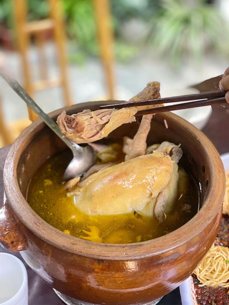 Handmade Coarse Pottery Guizhou Sweat-Steamed Chicken Pot, Health Pot with Steam Ventilation and Water Isolation