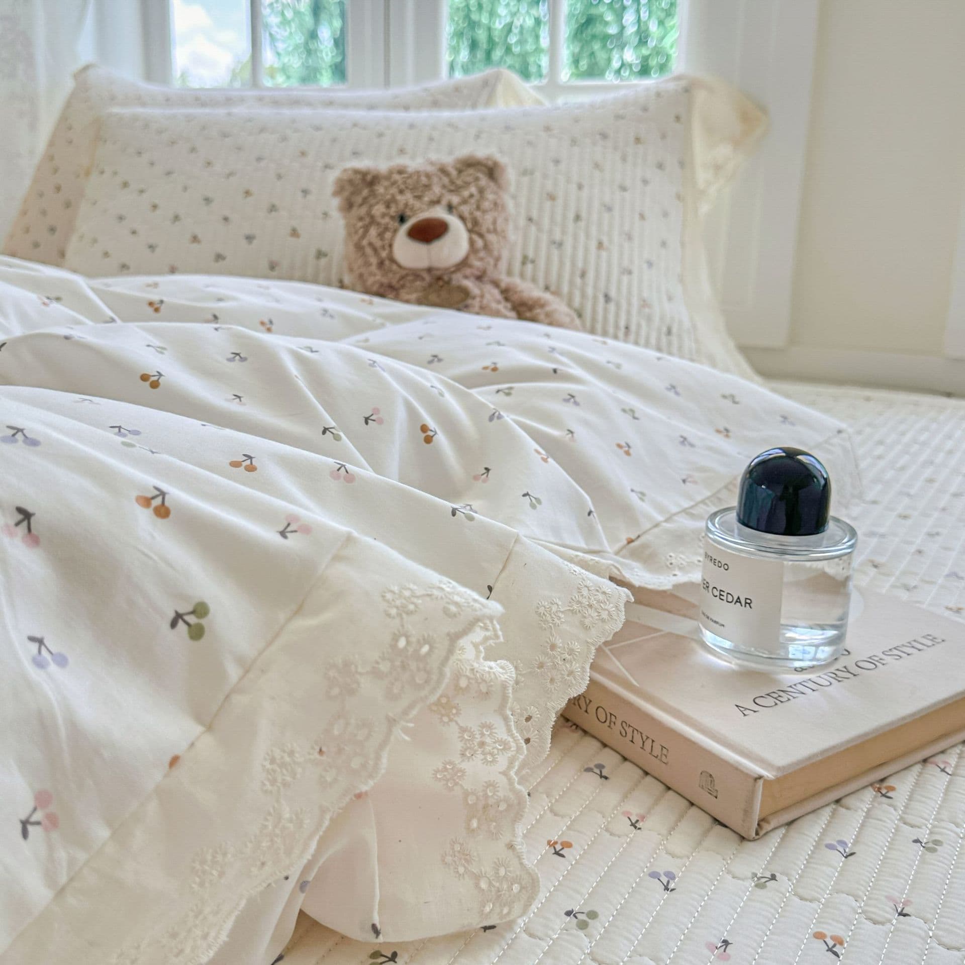 Cotton Bed Cover with Lace, Tatami Fitted Sheet Three-Piece Set, Four-Season Cotton-Filled Quilted Bedspread, Anti-Slip Fitted Sheet Set