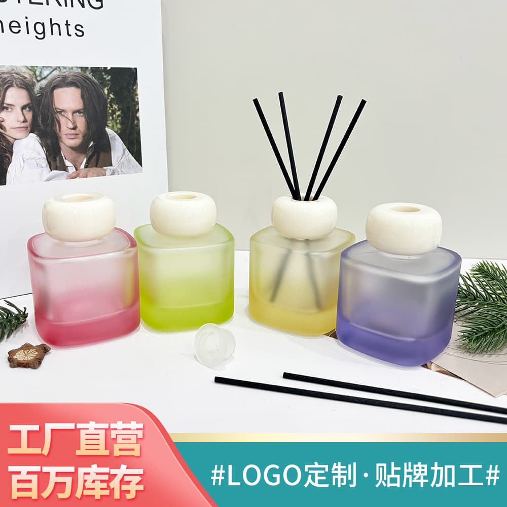 Wholesale matte purple, red, green and yellow four-color rounded square aromatherapy bottle 100ML fireless aromatherapy glass bottle rattan