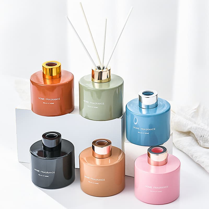 Wholesale 100ml Glass Colored Fireless Aromatherapy Bottle Empty Cylindrical Rattan Reed Diffuser Bottle with Lid