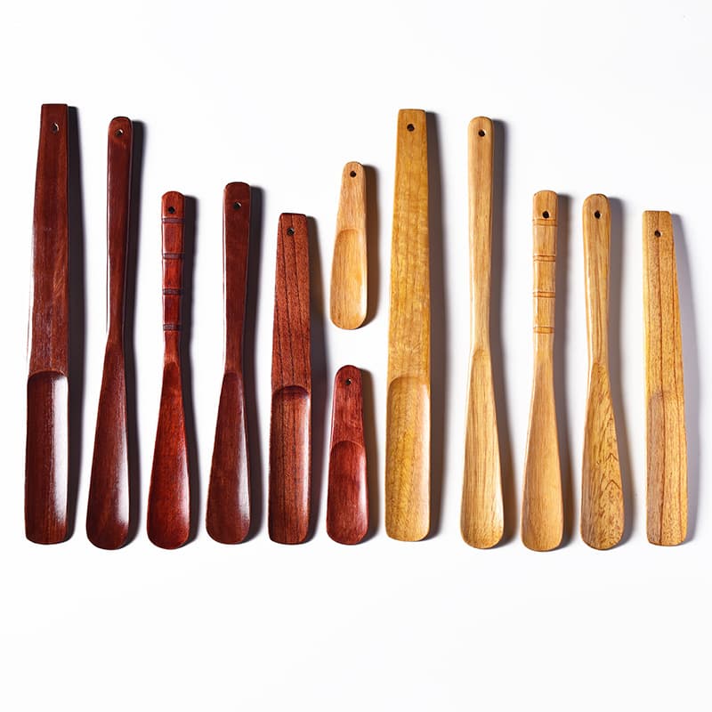 Factory wholesale short-handled slip-on shoe picks, wooden shoehorns for pregnant women and the elderly, for home and hotel use, solid wood shoe lifters