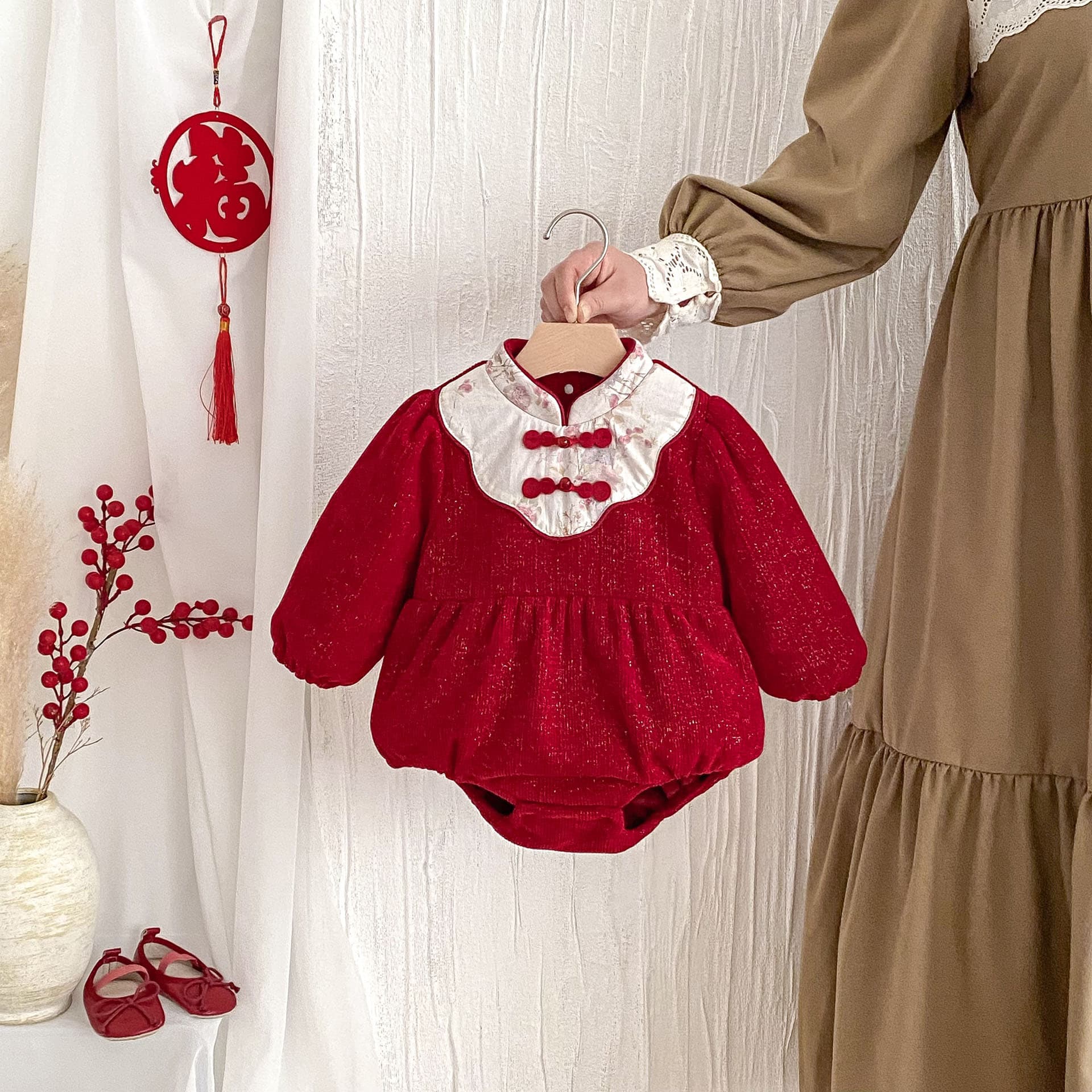 Baby autumn and winter clothes plus velvet baby girl one-piece bodysuit red full moon 100-day one-year-old dress New Year's wear