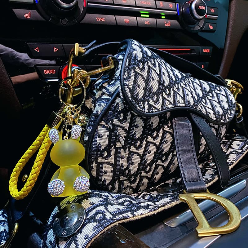 Trendy Cartoon Resin Diamond-Studded Crystal Rabbit Keychain for Women Cute Fashionable Car Keychain Bag Charm Wholesale