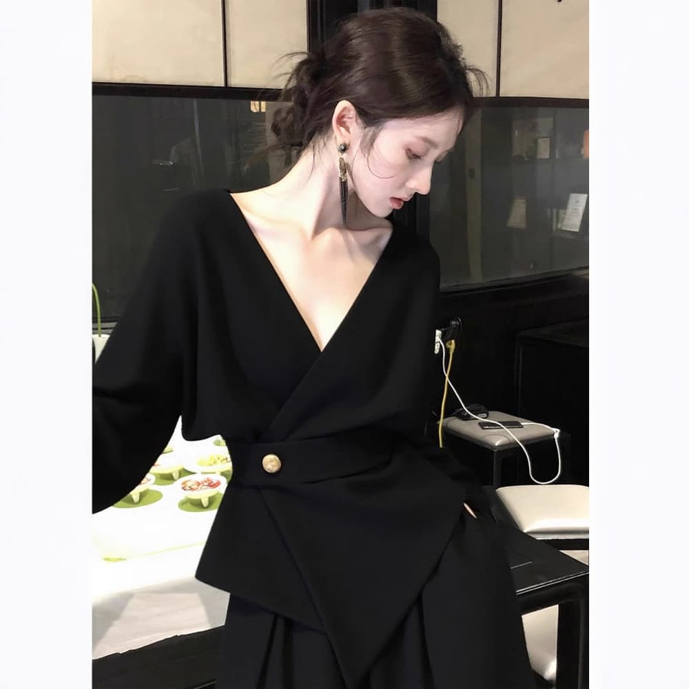 2025 Fall/Winter New Women's Fashion Stylish Mature Vibe Outfit Unique Black V-Neck Long-Sleeve Knit Top