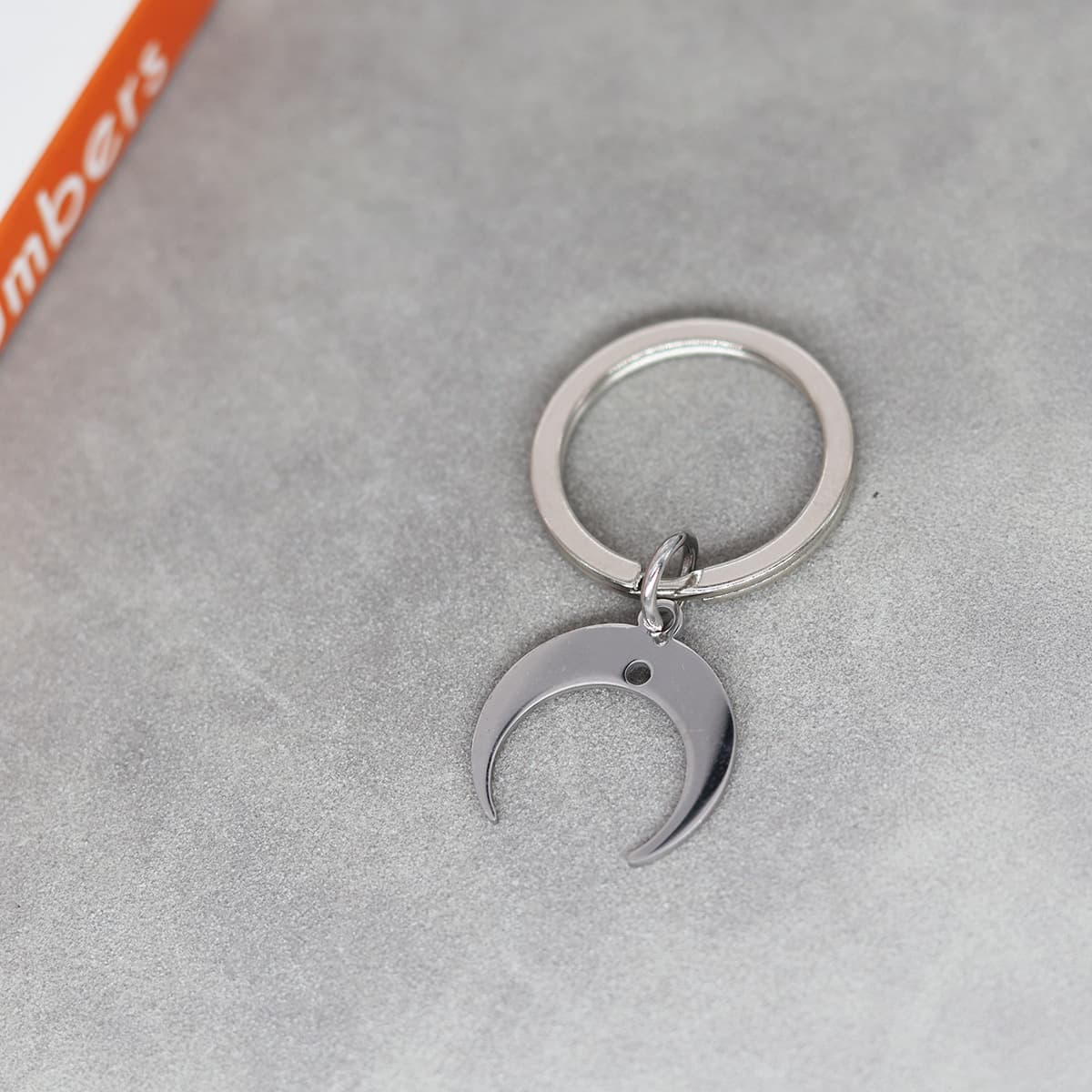 1pcs stainless steel fashionable crescent pendant keychain