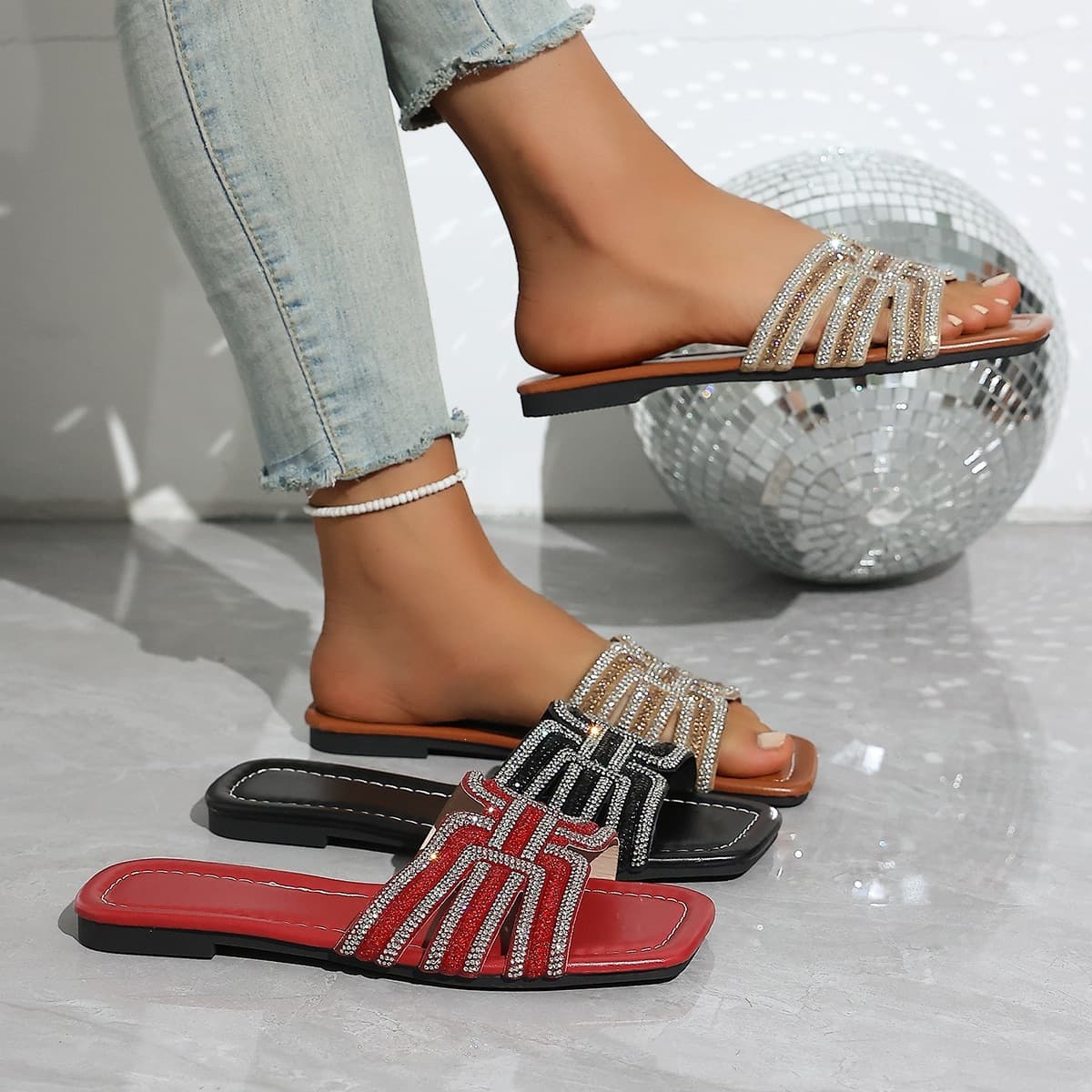 One-Strap 2026 Slippers Women Rhinestone Slippers New Outdoor Women's Fashion Summer Large Size Beach Flat Sole