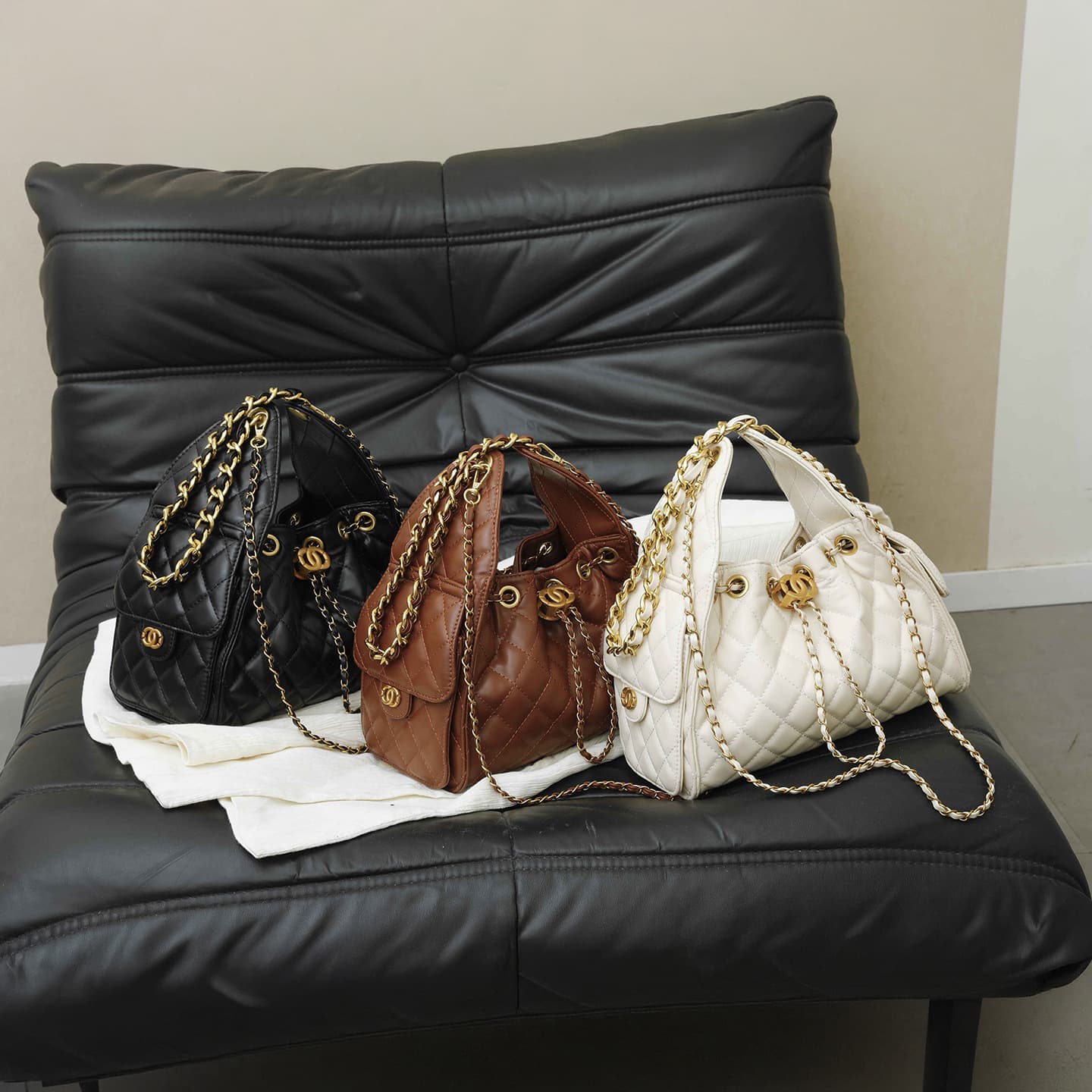 Crossbody Bag Diamond Quilted Shoulder Bag Vintage Underarm Bag Large Capacity Bucket Drawstring Chain Crossbody Bag for Women