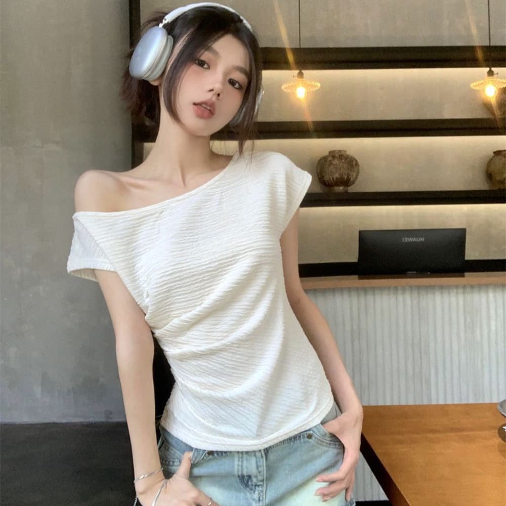 Korean style oblique shoulder exposed collarbone short-sleeved pleated T-shirt women's new summer design niche design short top
