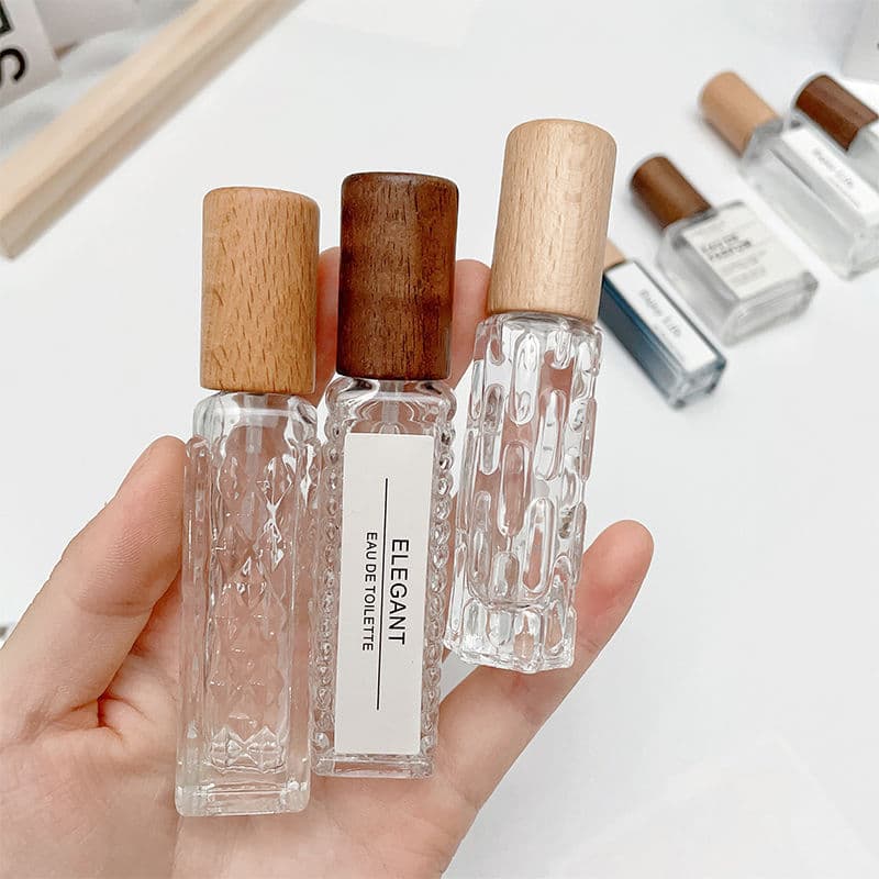 Vintage-style wooden-capped perfume bottles, portable 10ml glass spray bottles, 5ml pump bottles.