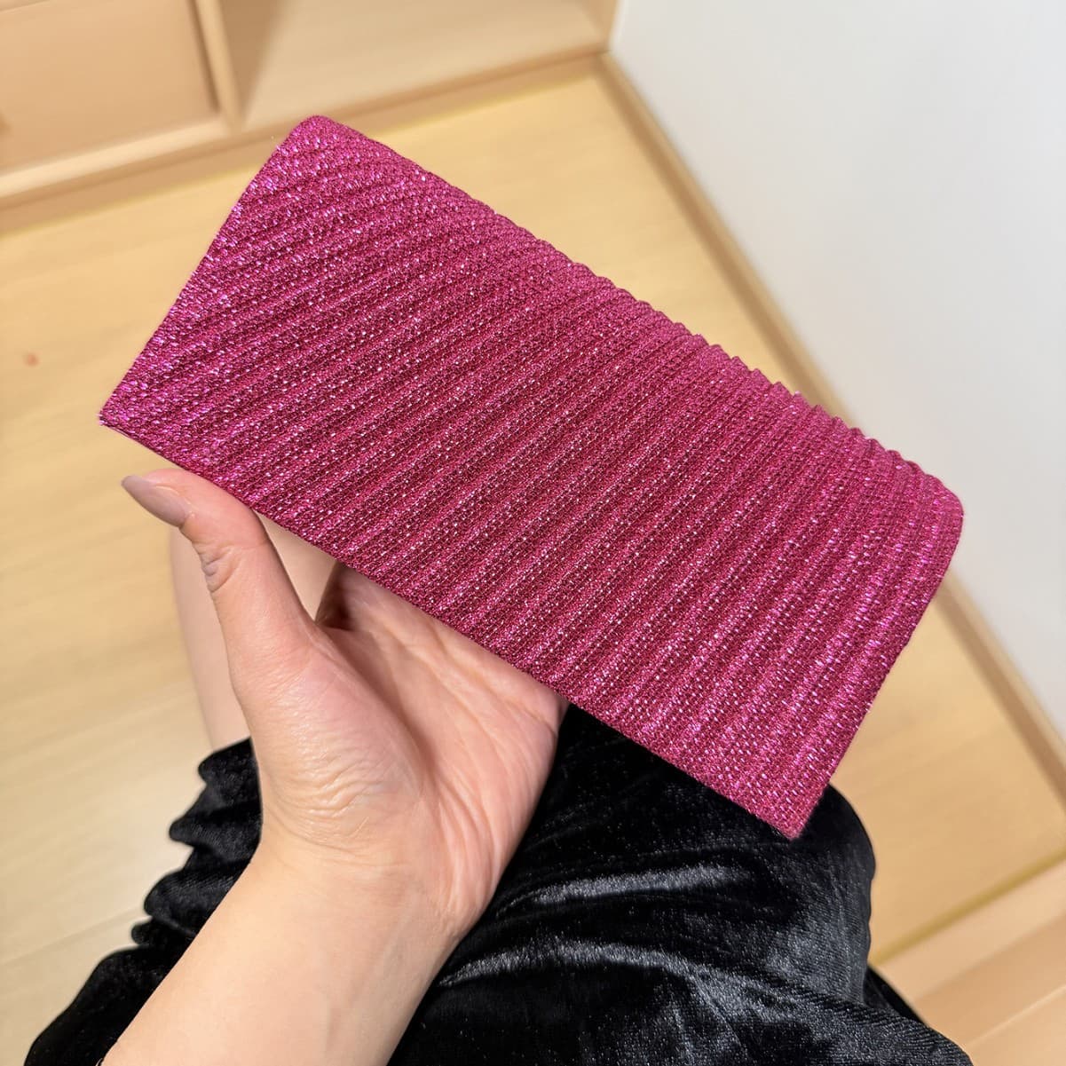 Cross-border spot mini pleated evening bag, niche banquet clutch, delicate sparkly chain small square bag, perfect for evening gowns.