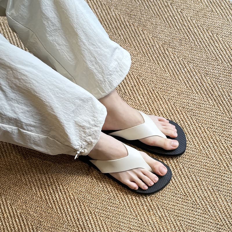 TR Factory Replica 1:1 Influencer Style 2026 Summer Genuine Leather Toe-Post Sandals for Women Outdoor Slippers