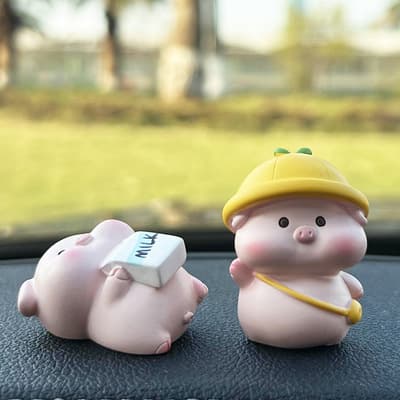 Resin car ornaments cute men and women love piggy car decoration year of the pig car couple car interior decoration supplies