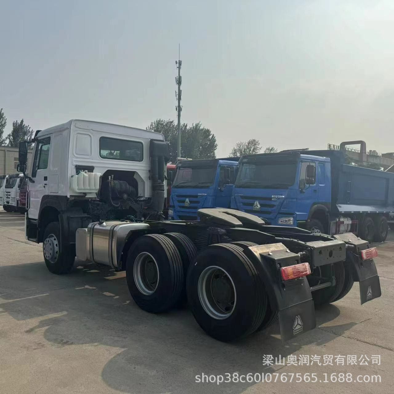 Rear eight-wheel Howo tractor trailer head, dual-drive freight truck head, 375HP container transport truck