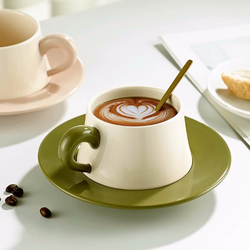 High-looking ceramic coffee cup and saucer set, light luxury retro coffee cup with spoon design, niche creative latte cup