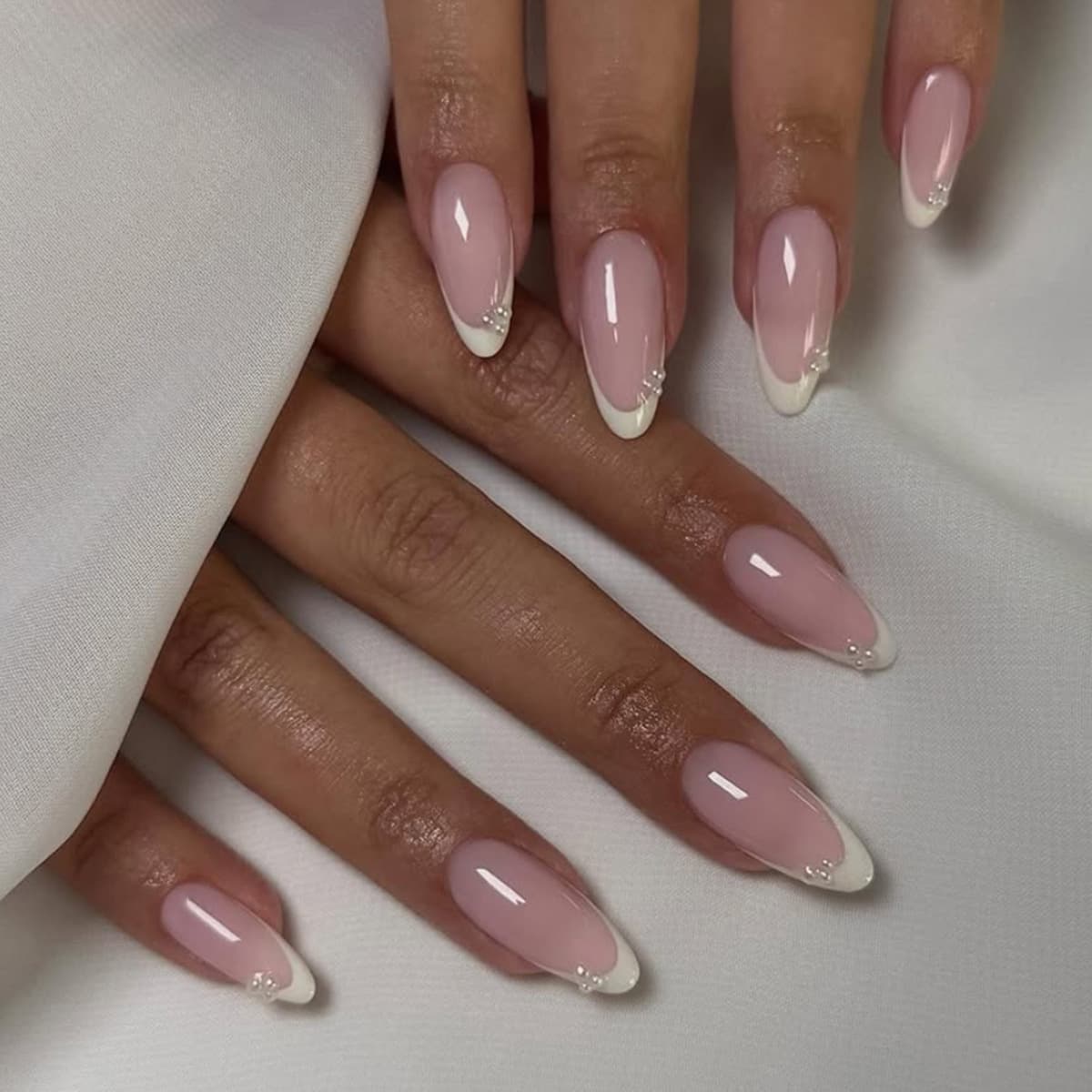 Overseas Hot Selling Nude Pink French Wearable Nails Simple Long Almond Gentle Style Pearl Edge Whitening Nail Art