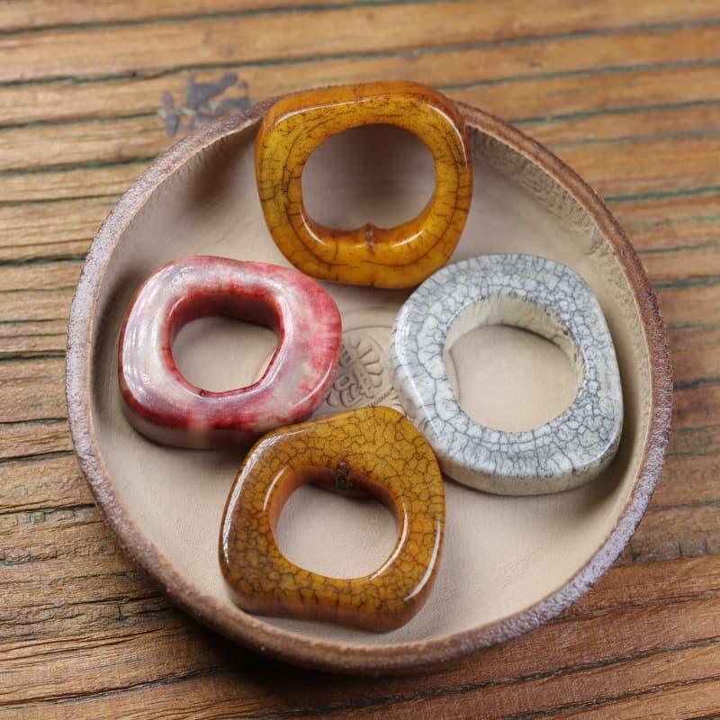 Tibetan yak bone pendant with a running ring, a safety buckle, a collectible accessory, old material, suitable for both men and women.