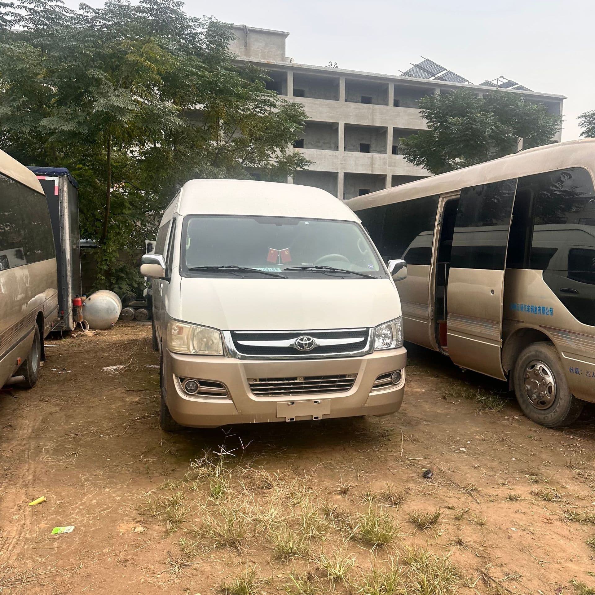 Export Premium Hiace HIACE13 Seater Medium Bus Business Commuter Tourist Sightseeing Vehicle Ready Stock for Sale