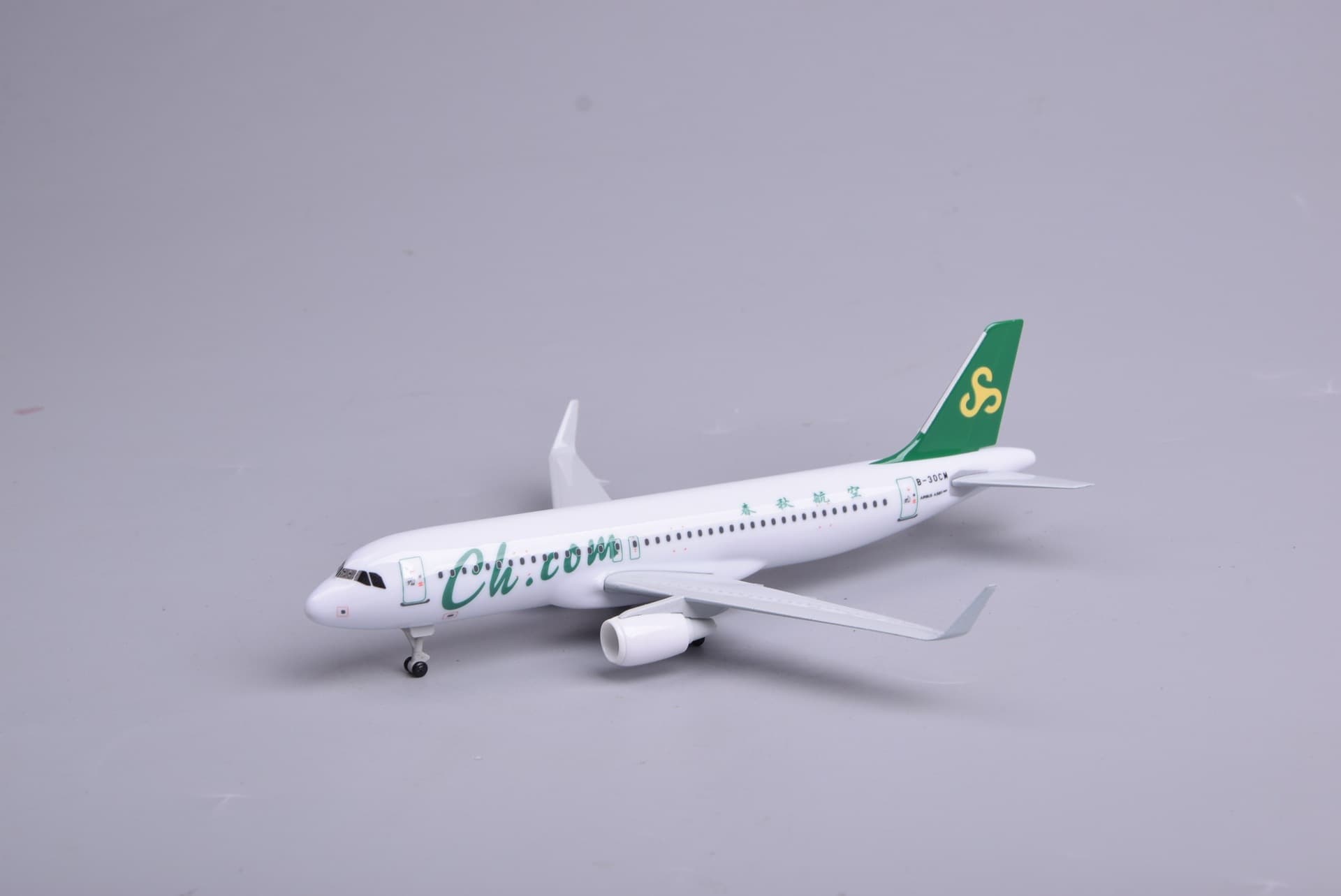 20cm Spring Airlines A320 Passenger Plane with Wheels, Detachable Landing Gear, Alloy Material Aircraft Model Ornament Souvenir