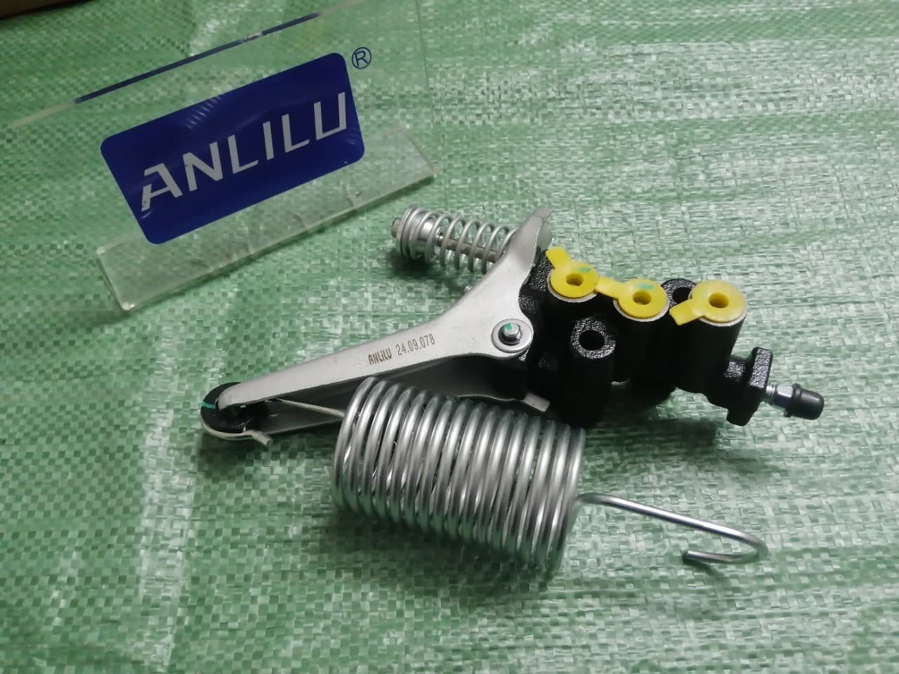 UH71-43-900A is suitable for Ford Ranger brake load sensing valves and brake proportioning valves.