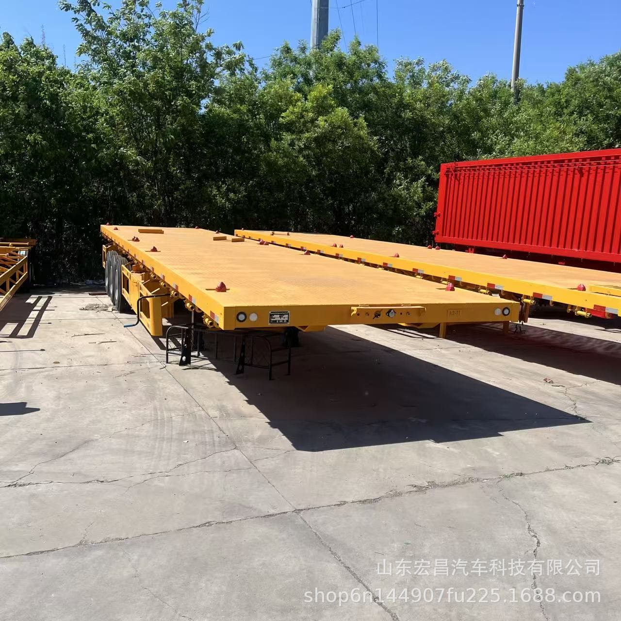 Supply 12.5-meter flatbed semi-trailer, three-axle, low-bed transport vehicle, hydraulic ramp paver transport vehicle.