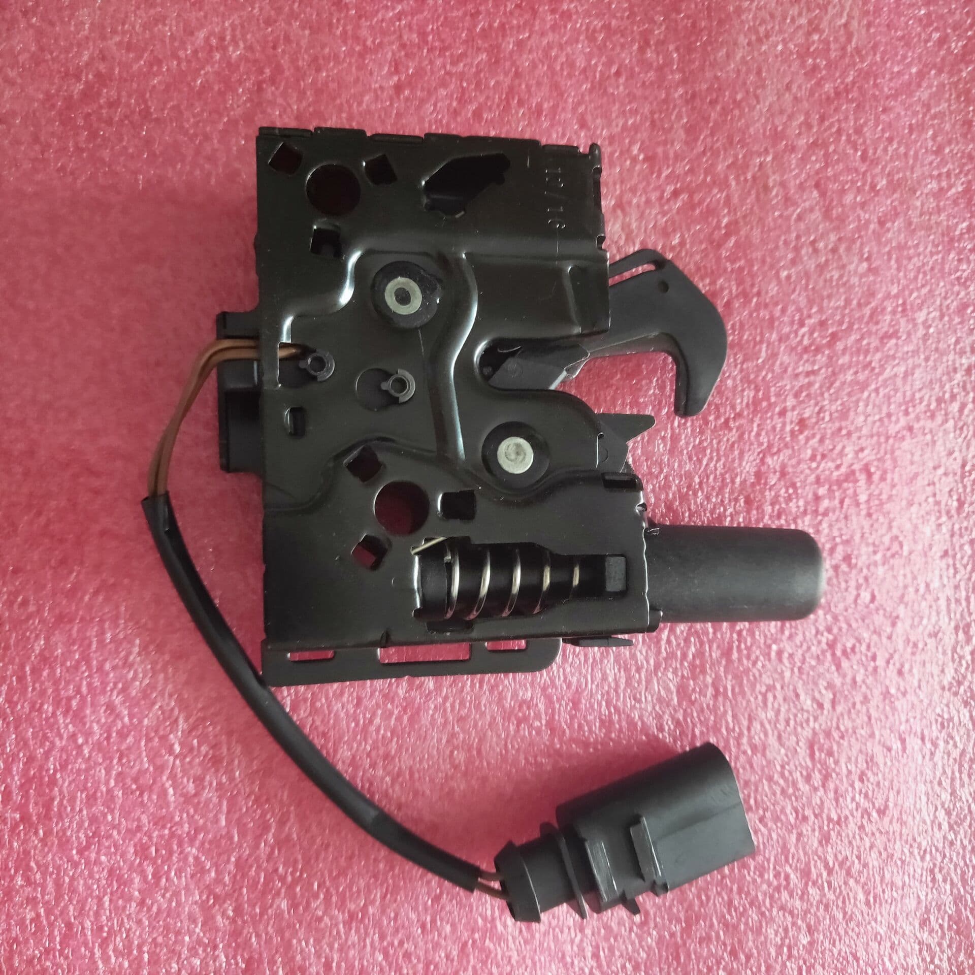 Hood lock for Audi A4L B9/Q5L 8WD 823 509