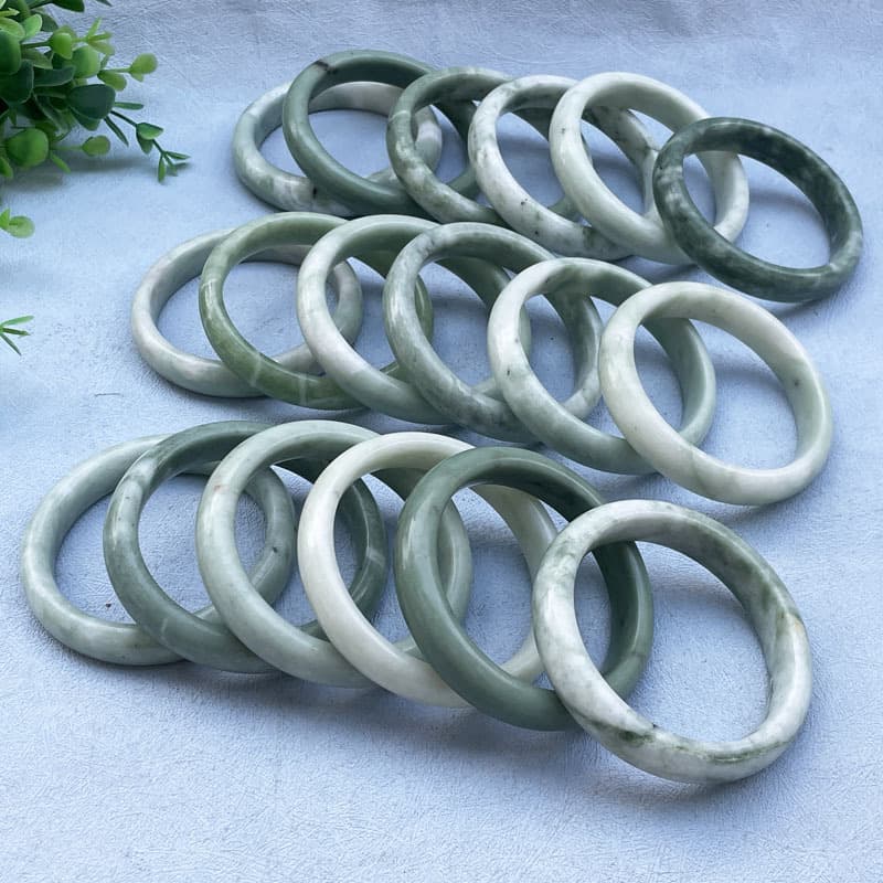 Guizhou jadeite bracelets, processed in light green, dark green, and oily blue, flat strips, available at street stalls, for live streaming promotion and as a gift.