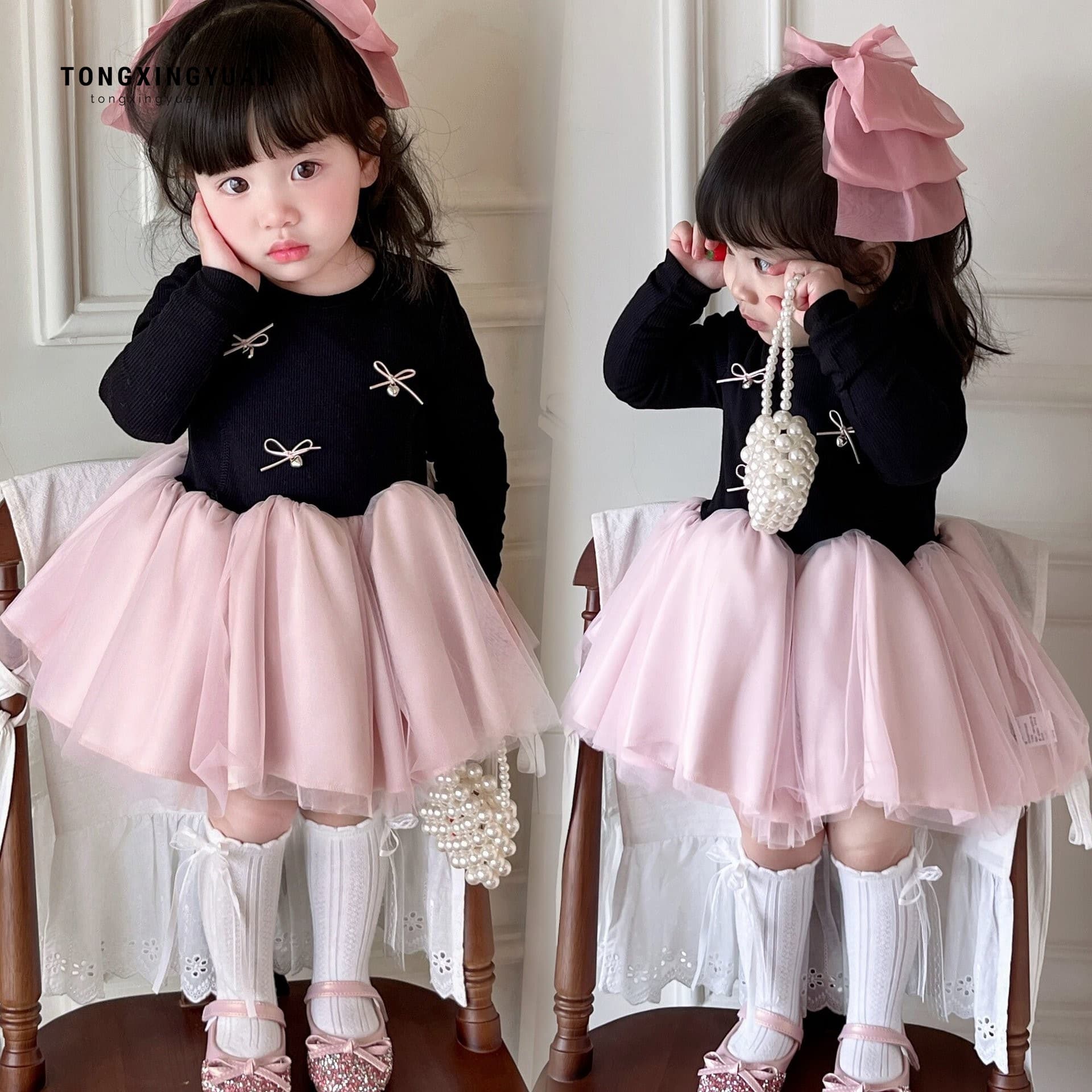 Baby girl is super good-looking and beautiful. Mesh splicing dress. Spring new style children's style princess dress birthday dress.