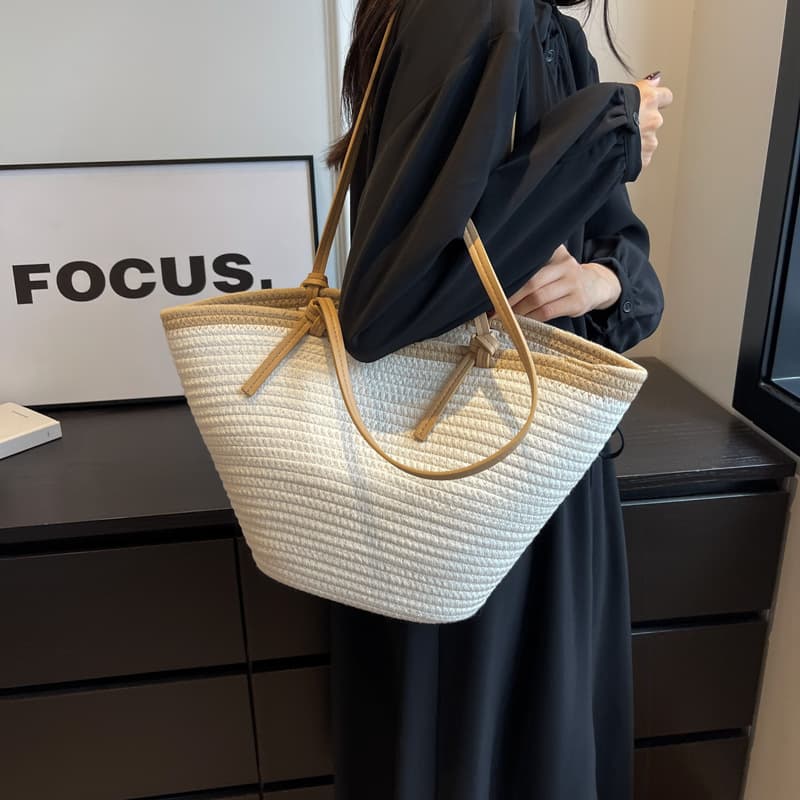 2023 Summer Fashion Straw Woven Crossbody Bag Women's Beach Bag Trendy Bucket Shape Soft Polyester Lining Zipper Pocket