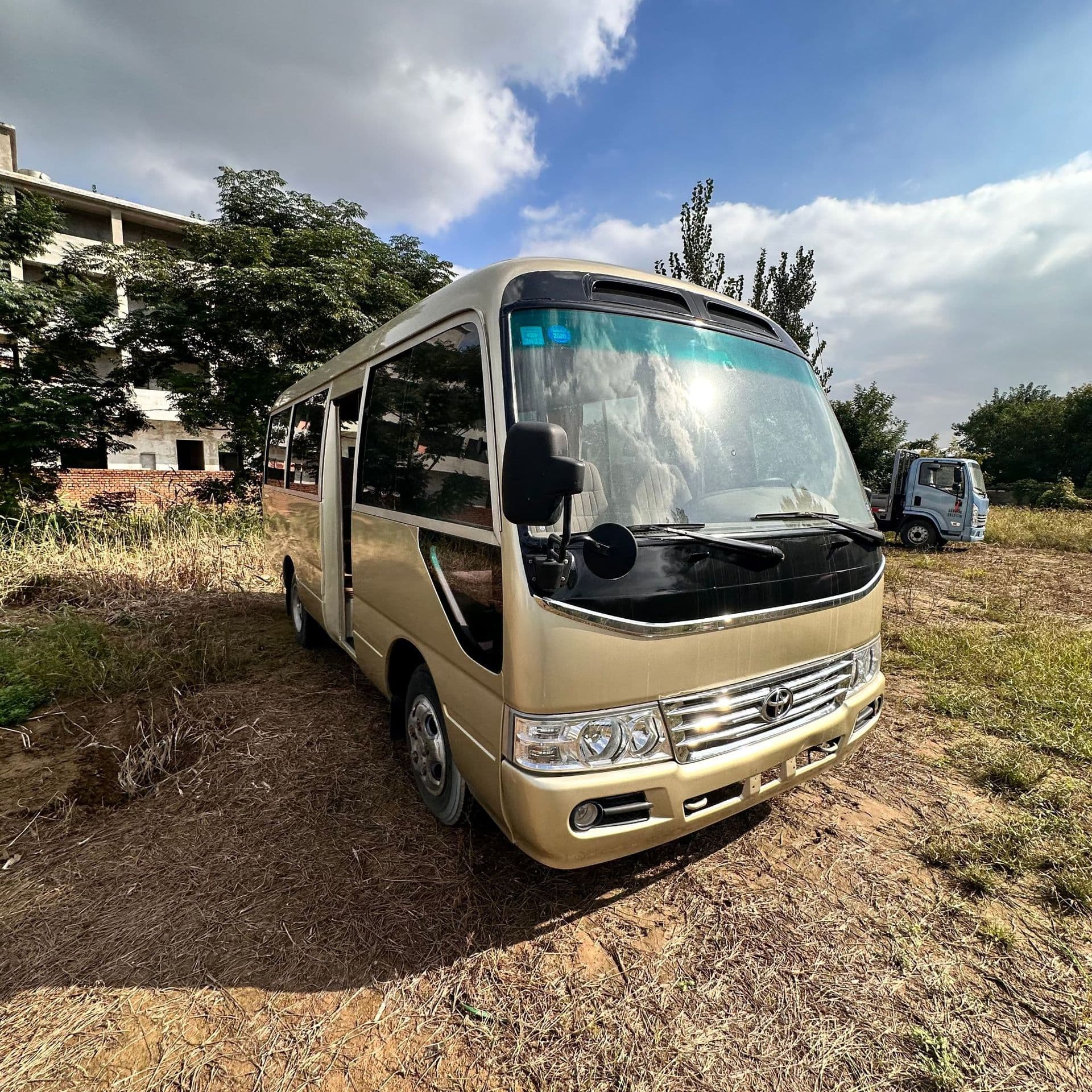 Used premium 19-23 seater Coaster minibus for commuting, reception, tourism, and business