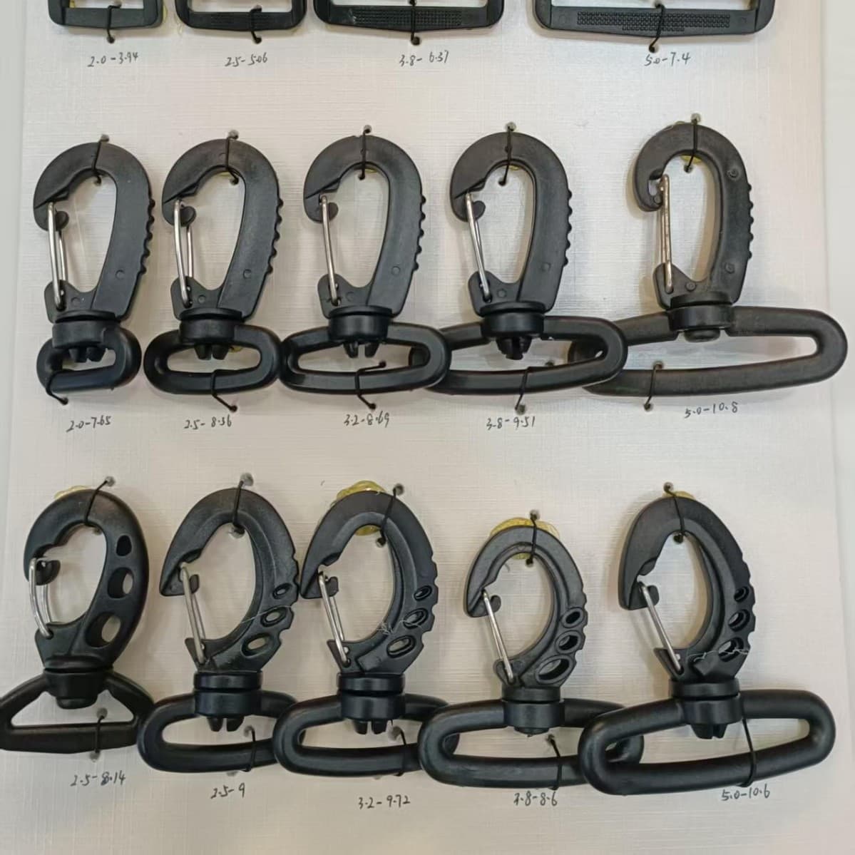 In-stock luggage accessories factory: plastic hook buckles, thickened rotating lobster clasps, and outdoor backpack strap hooks.
