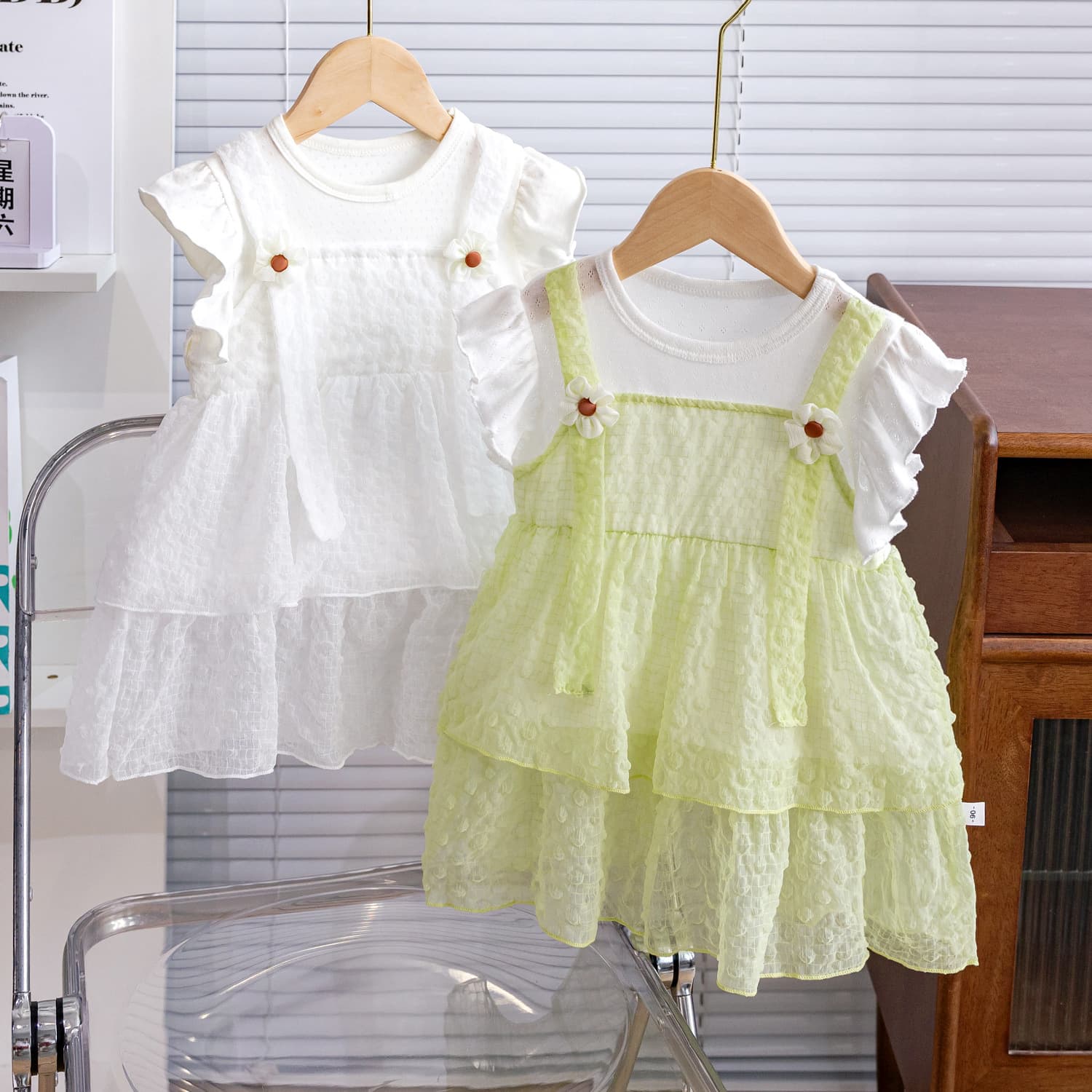 Girls sweet dress 2024 new style flying sleeve fashionable summer dress for small and medium-sized children summer children's wear fake two-piece dress