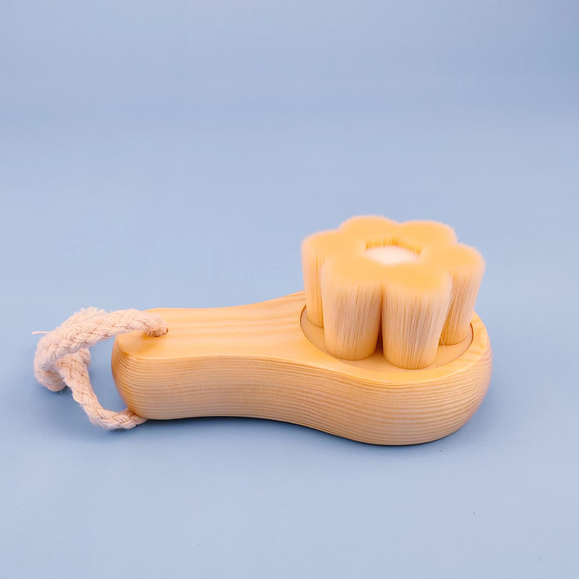 Cleansing brush, manual, racket-shaped, wooden handle, two-tone bristles, petal-shaped, deep-cleansing facial brush.