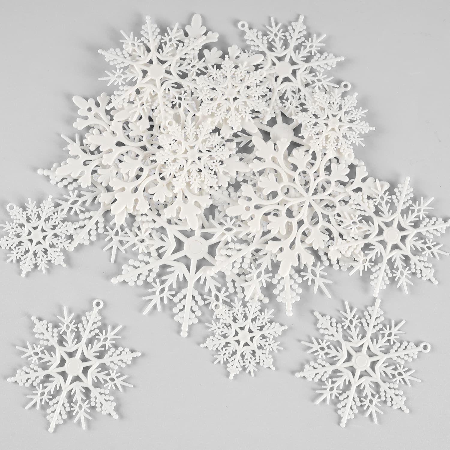 18 pieces of plastic snowflake hanging decorations, Christmas tree decoration, Christmas window and door accessories, snowflake decoration without glitter