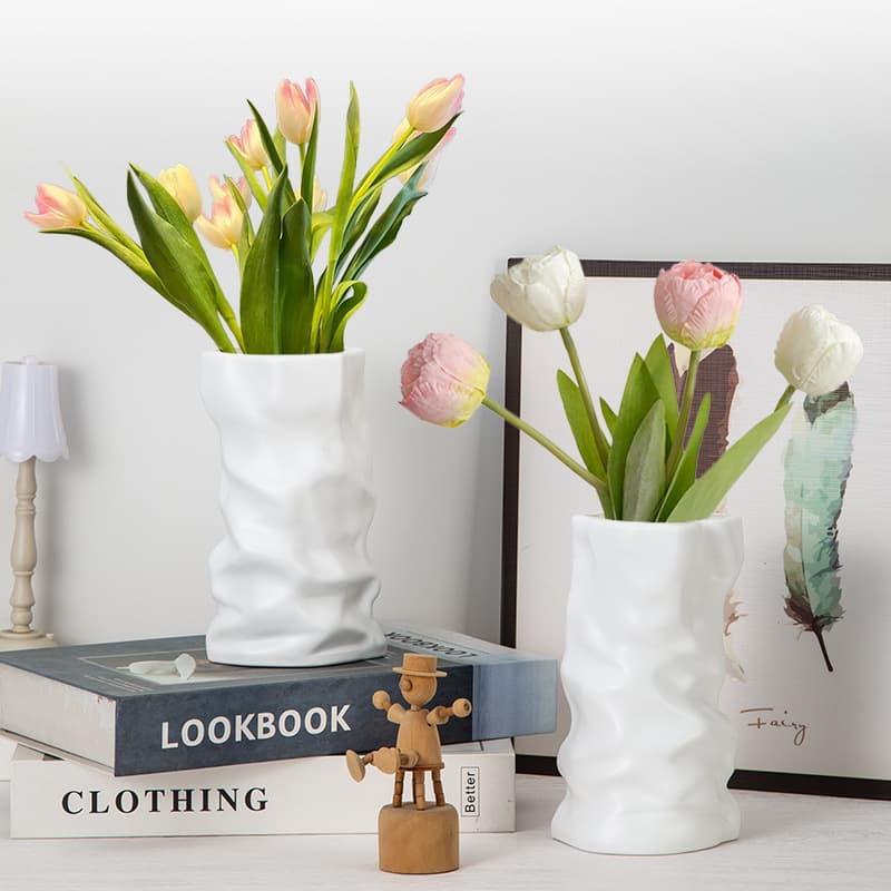 Simple and elegant black and white pleated vase for home living room table decoration, birthday and housewarming gift, hydroponic plastic vase