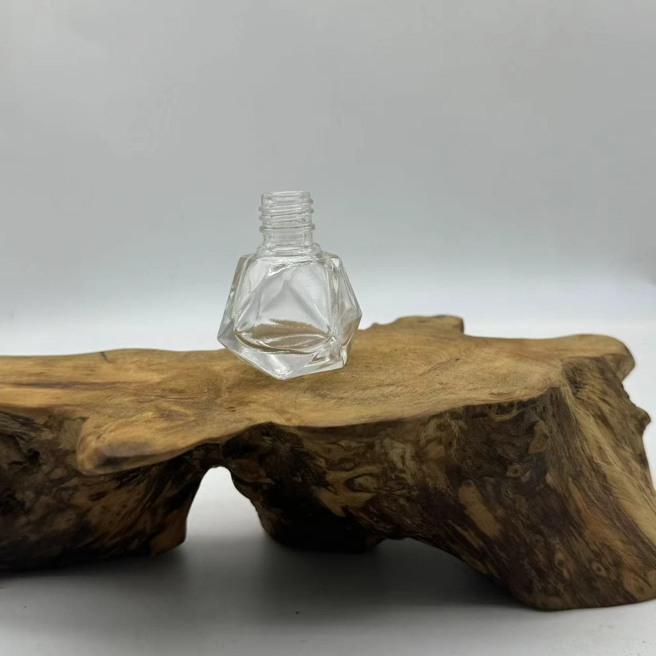Factory direct sale, in stock, transparent diamond-shaped glass bottle