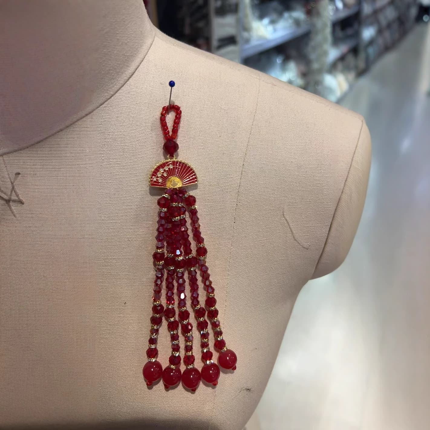 DIY handmade pendant for traditional Chinese clothing, including Hanfu, Xiuhe dress, tassels, and beading, suitable for brides, toasting dresses, and cheongsams.
