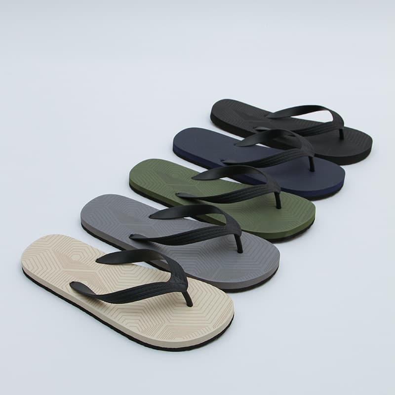 Simple Flip Flops Men Outdoor Non-Slip Summer 2025 New Trendy Beach Sandals Fashion Men's Slippers