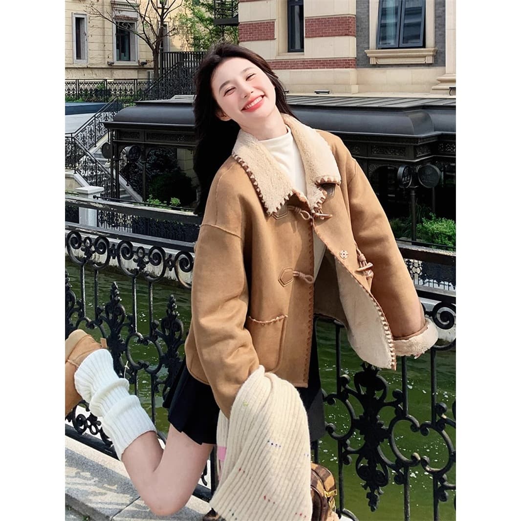 Horn button suede lambswool coat for women winter 2025 new style small fur one-piece short thickened cotton coat