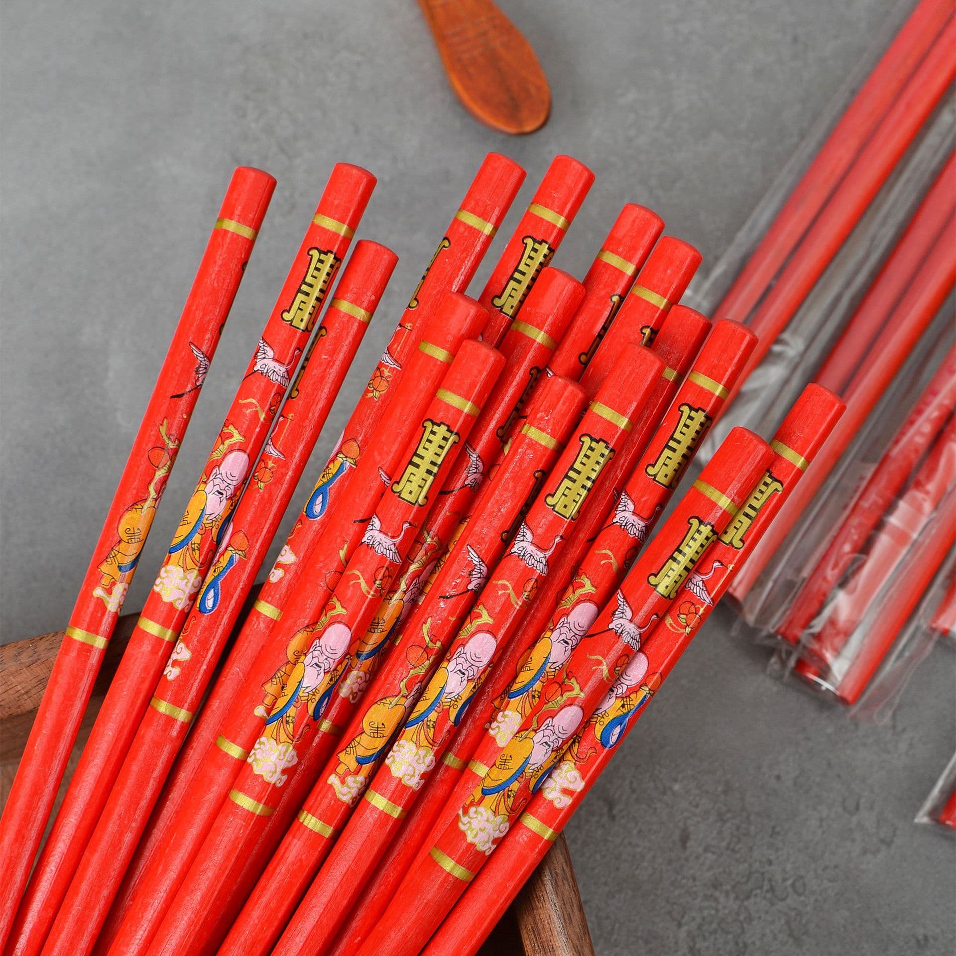 Disposable bamboo chopsticks, banquet set, red wedding chopsticks, individually packaged, direct wholesale in pink and red disposable dining options.