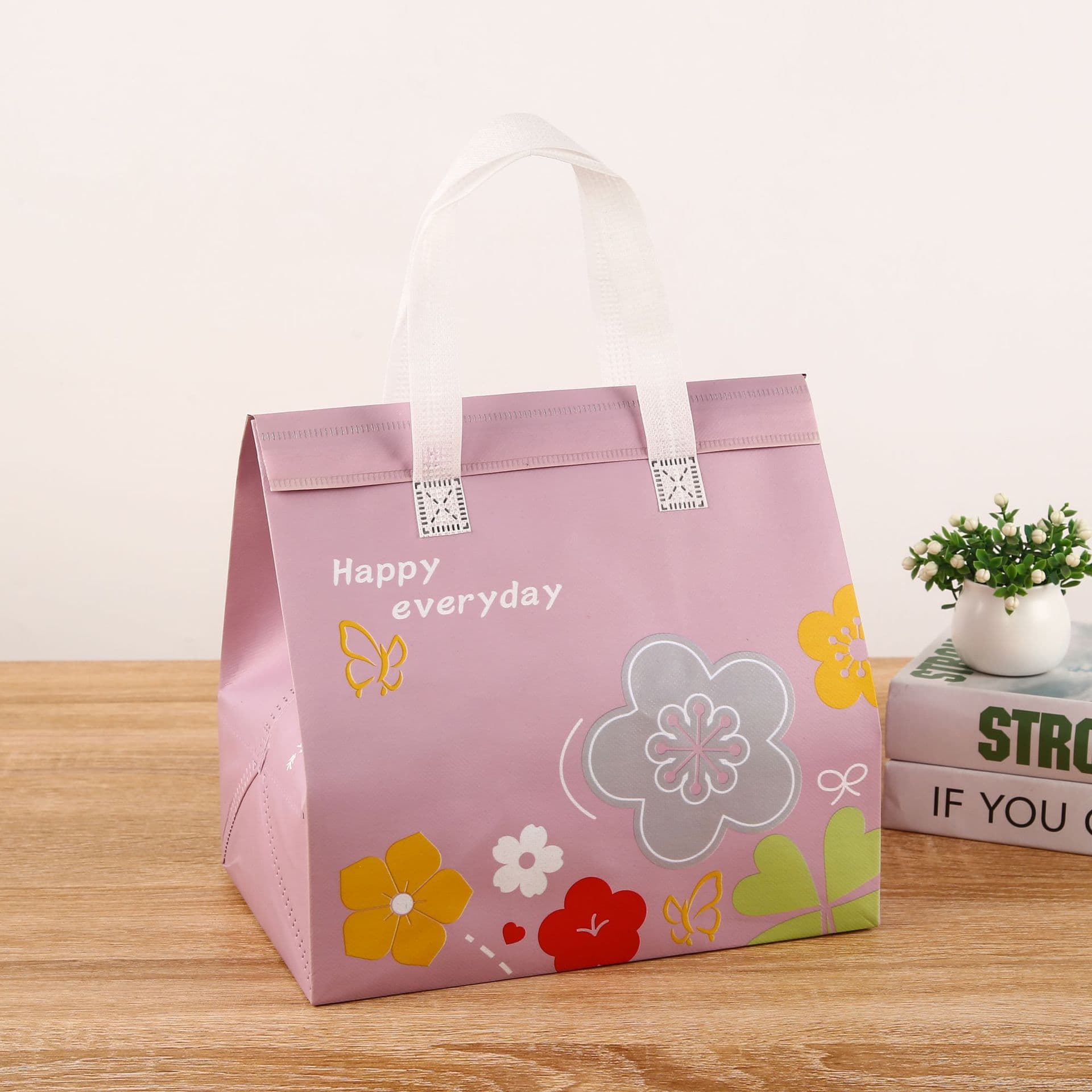 Cartoon non-woven insulated bags, disposable takeout bags, commercial-grade milk tea and catering aluminum foil tote bags