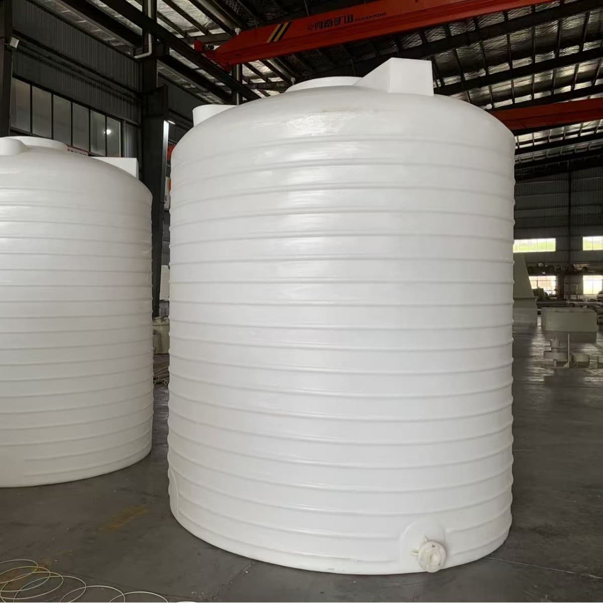 Wuhan Water storage barrel large 2000-liter plastic water tower storage tank, vertical outdoor large capacity 2 cubic meter PE water tank.