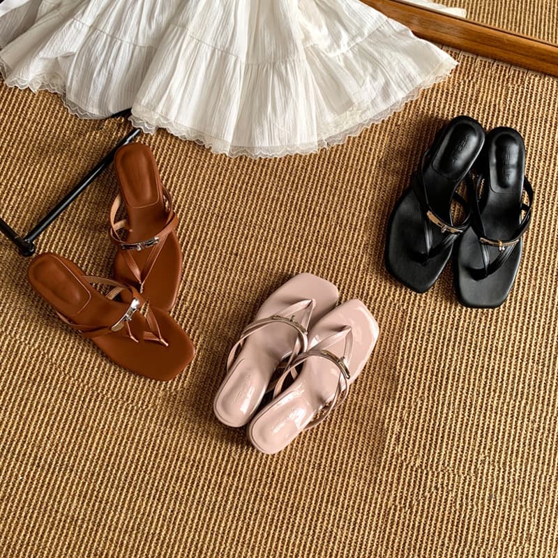 2026 Summer New Flat Beach Sandals for Women Toe-Post Slide Sandals Women's Casual Metal Buckle Sandals