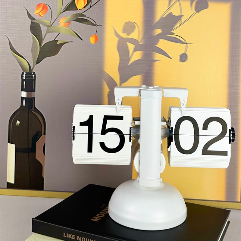 Retro small balance automatic page turning clock classic European living room desktop clock handicraft single leg clock