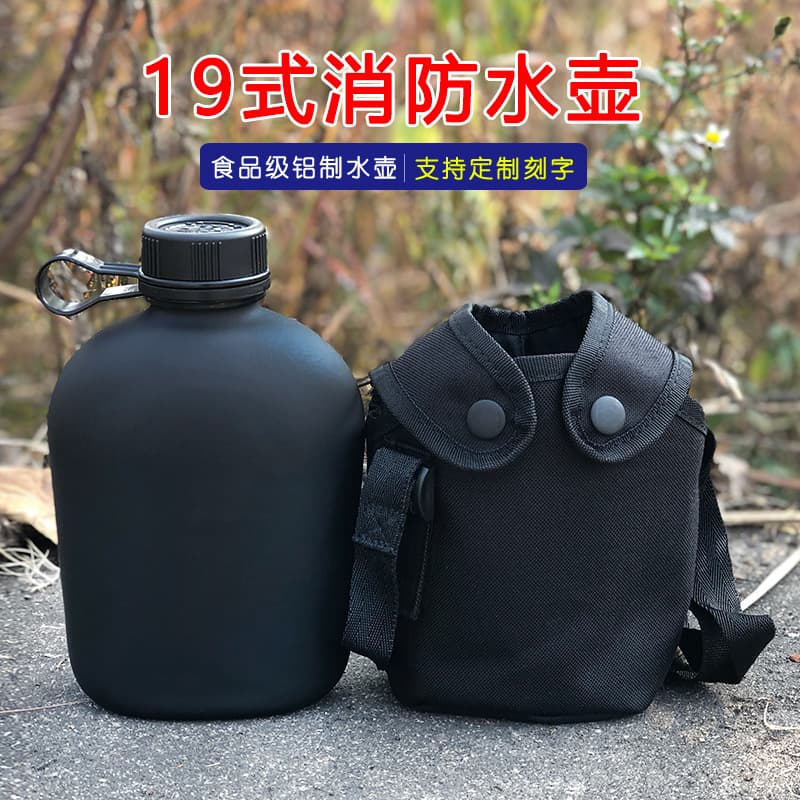 Genuine manufacturer's classic outdoor large capacity flat water bottle, portable for travel, popular black military-style training canteen