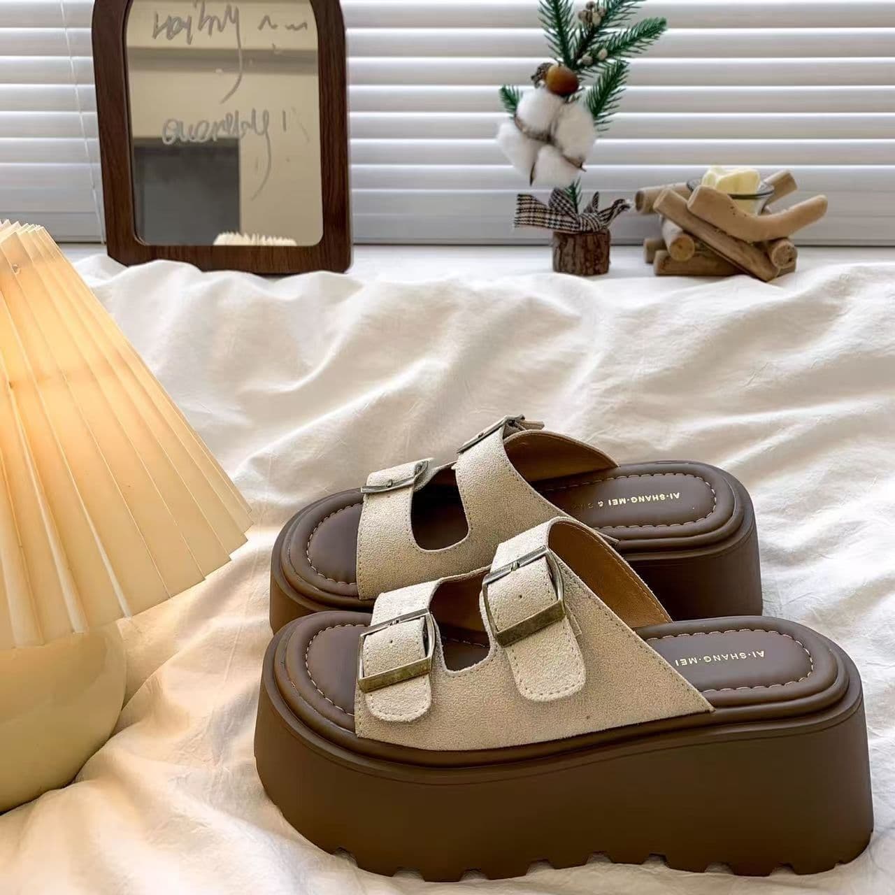 Fairy sandals for outdoor wear in summer, versatile 2025 new popular thick-soled heightening shoes with skirts and flip-flops for temperamental women