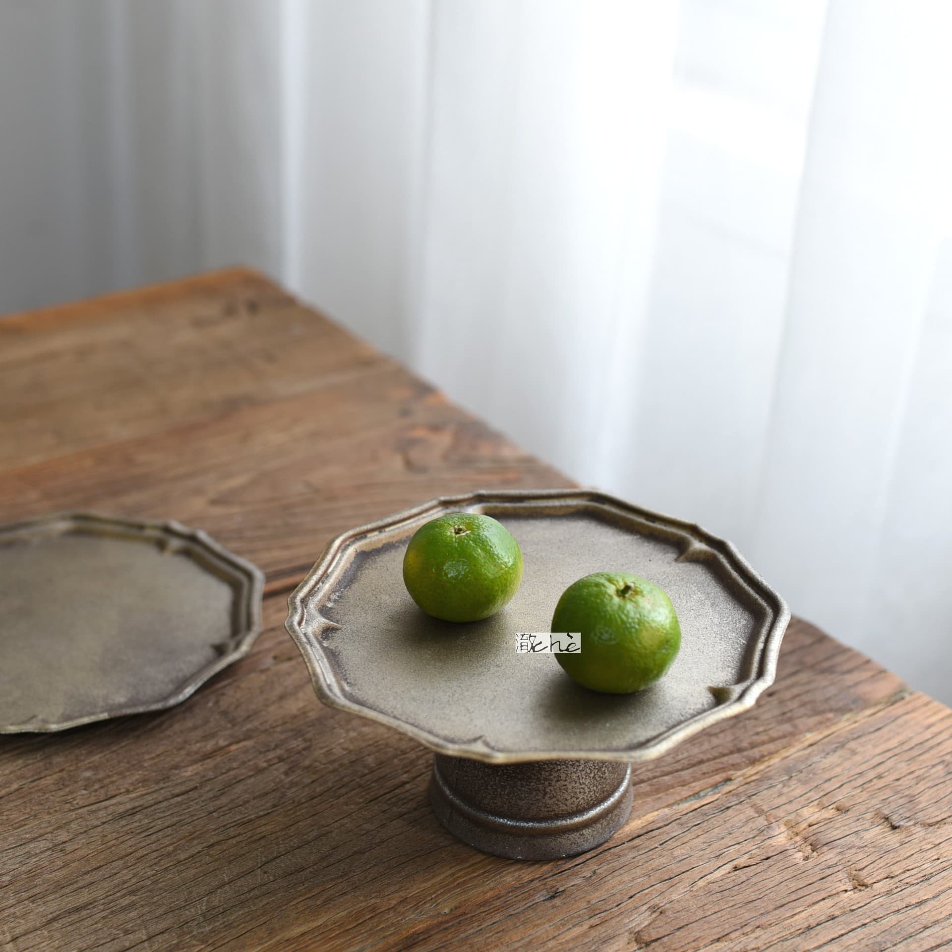 Che retro lace distressed iron tray, high-foot bread fruit plate storage plate, still life food photography dessert table