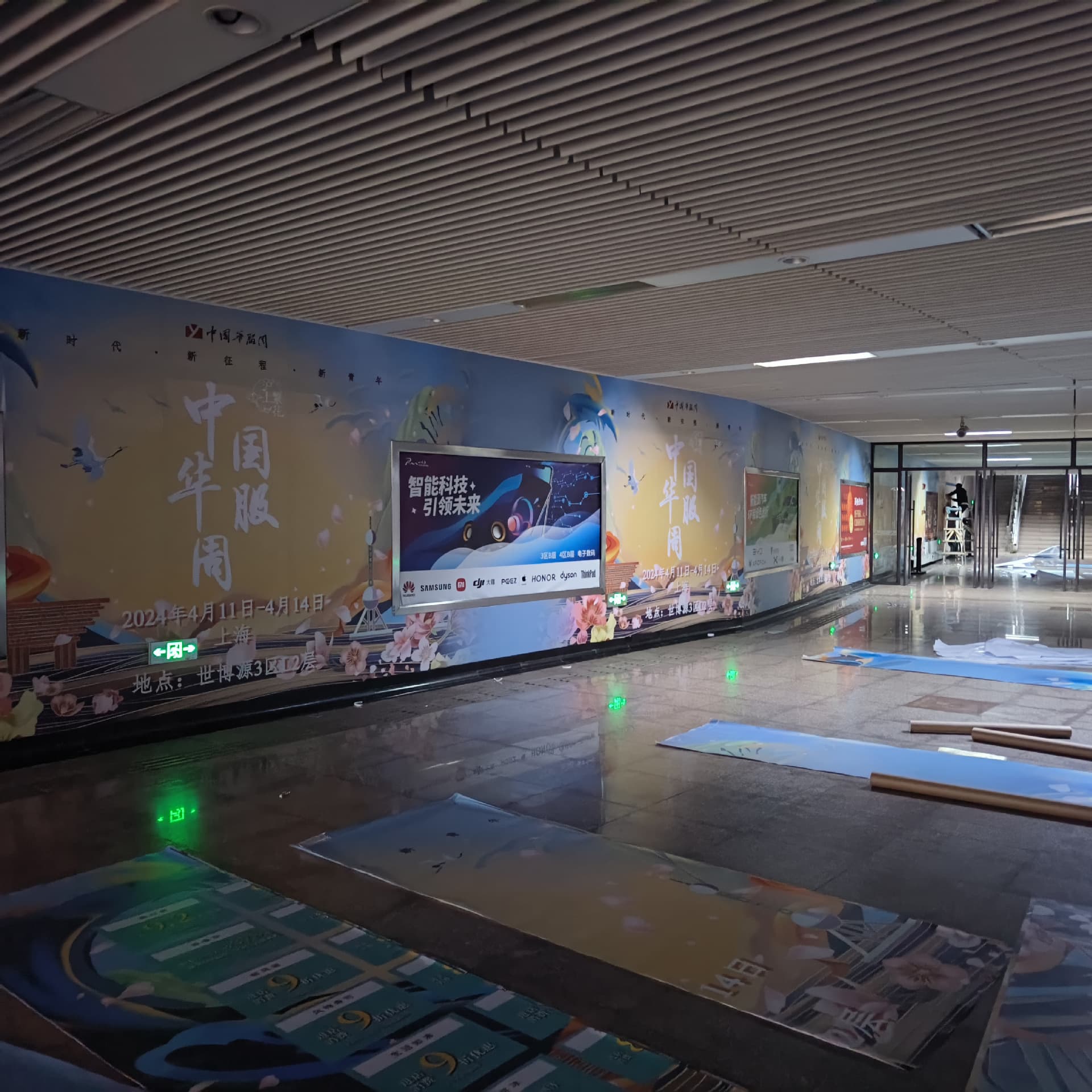 Metro station, high-speed rail station, airport vehicle sticker photo wall fence advertisement installation, art production, labor and materials included, Shanghai metro