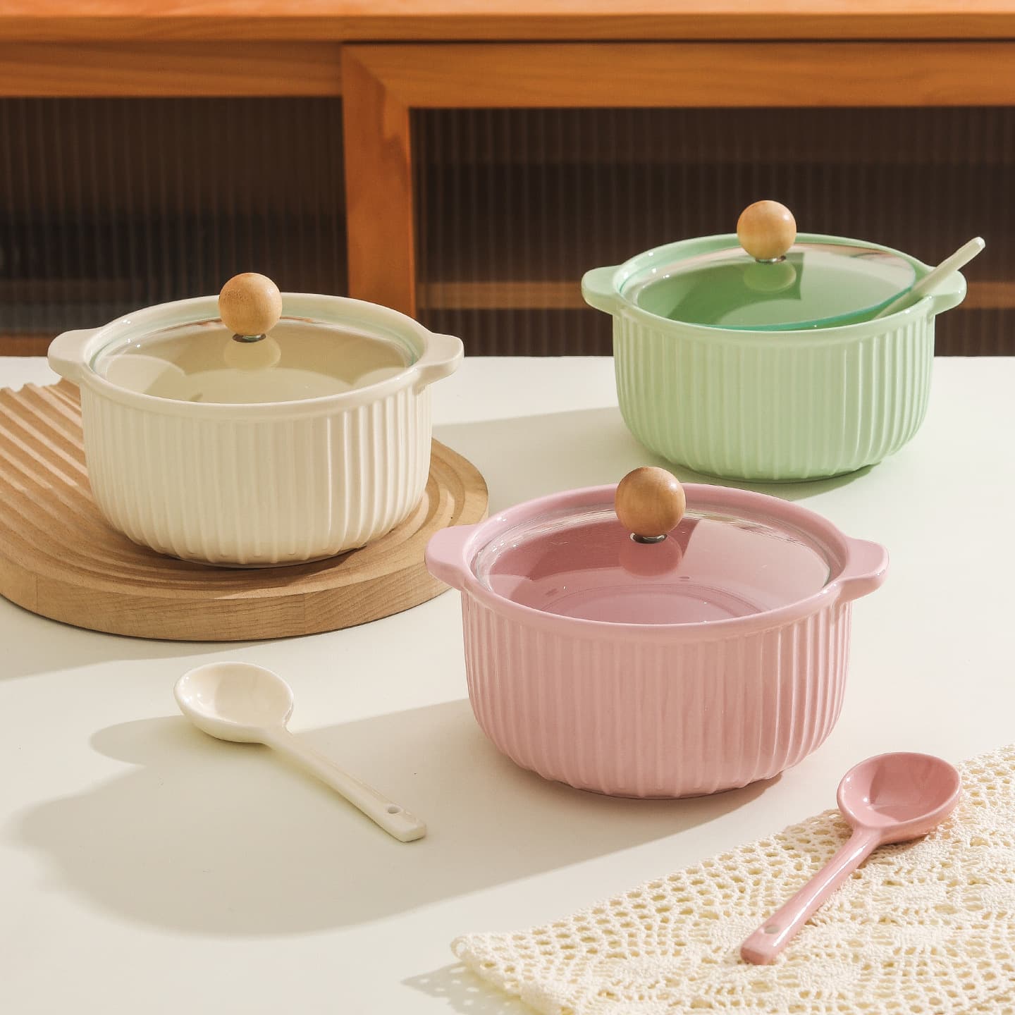 Japanese Ceramic Instant Noodle Bowl with Lid, Double-Handled Soup Bowl, Microwave-Safe, High-Aesthetic Rice Bowl for Students and Home Use