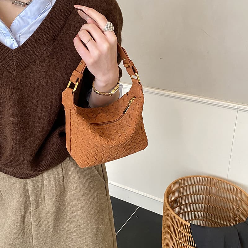 French armpit bag for women, new niche design, woven pattern handbag, trendy and fashionable shoulder crossbody bag for women