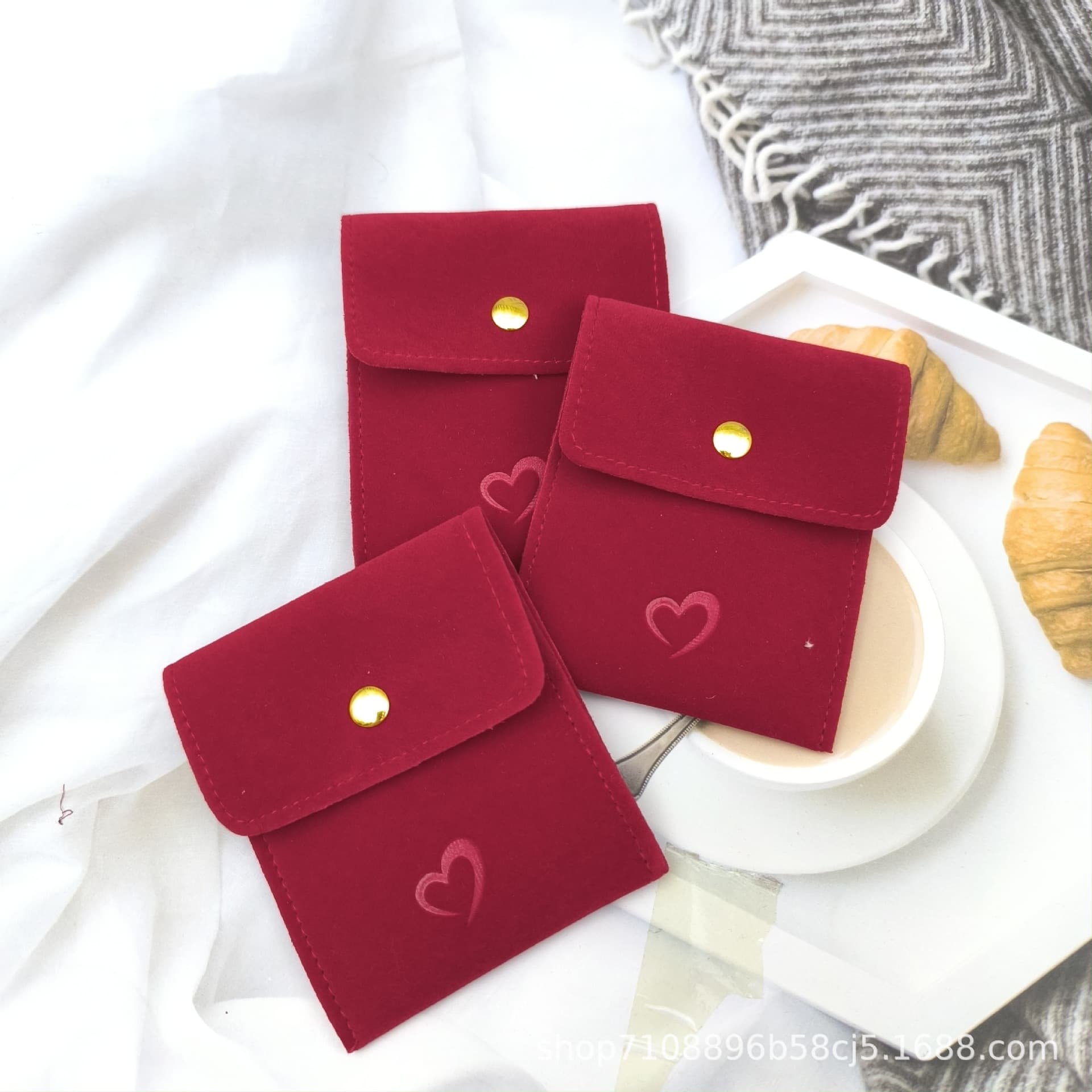Factory wholesale professional custom square snap button jewelry packaging bags, mini fitted velvet flip-top dustproof bags.